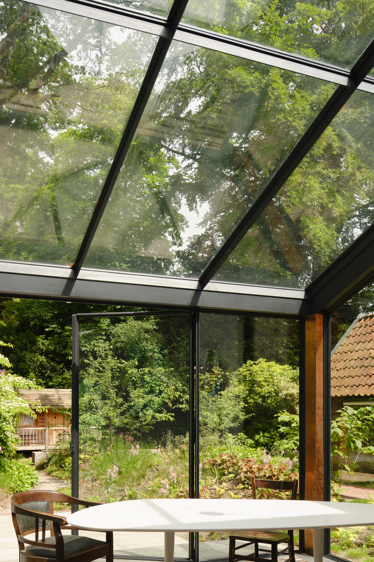 b&m_Baarn_01 Zorgvuldig afgestemd tuinontwerp en transparante gevel van een eigentijdse villa in het groen