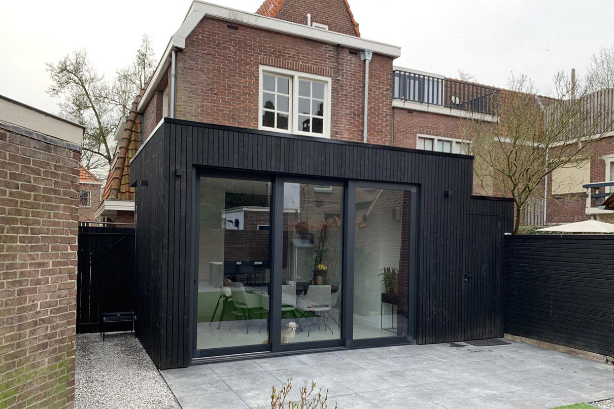 d&m_Tilburg_02 Moderne black box uitbreiding met zwart gebrand hout en minimalistische leefkeuken in Tilburg