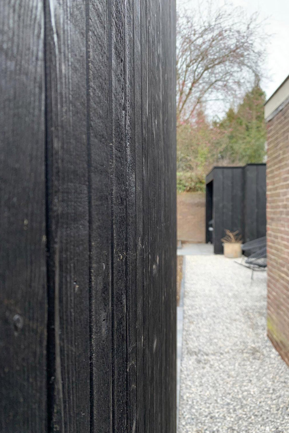 d&m_Tilburg_03 erticale gevelbekleding van gebrand hout doorlopend in de berging van de stadstuin