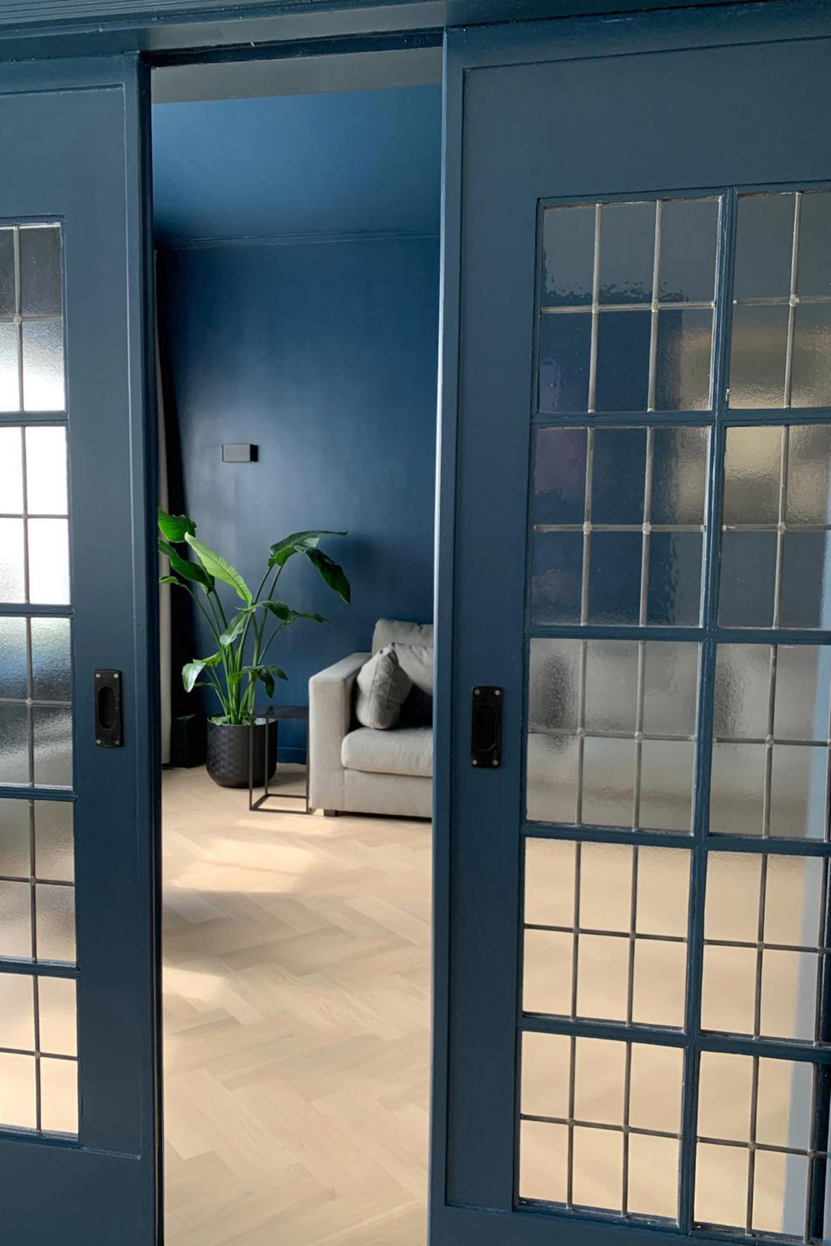 d&m_Tilburg_08 Doorkijk naar de woonkamer door deze eigentijds geschilderede originele schuifedeuren ensuite